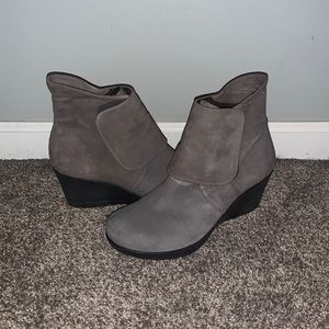 Dansko suede booties 9/39